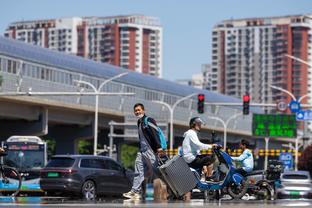 布克谈球队低迷：我生涯前五年经历比这更糟糕 我相信球队每个人